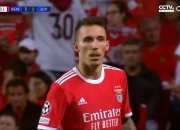 开云体育官方网站-尤文图斯后防漏洞暴露，连续失球