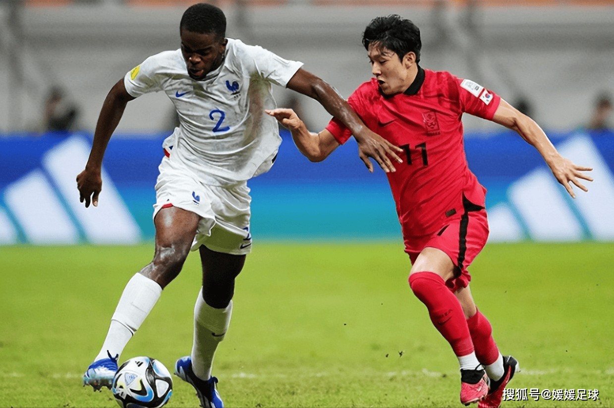 足球赛事中球员表现出色成为关注焦点