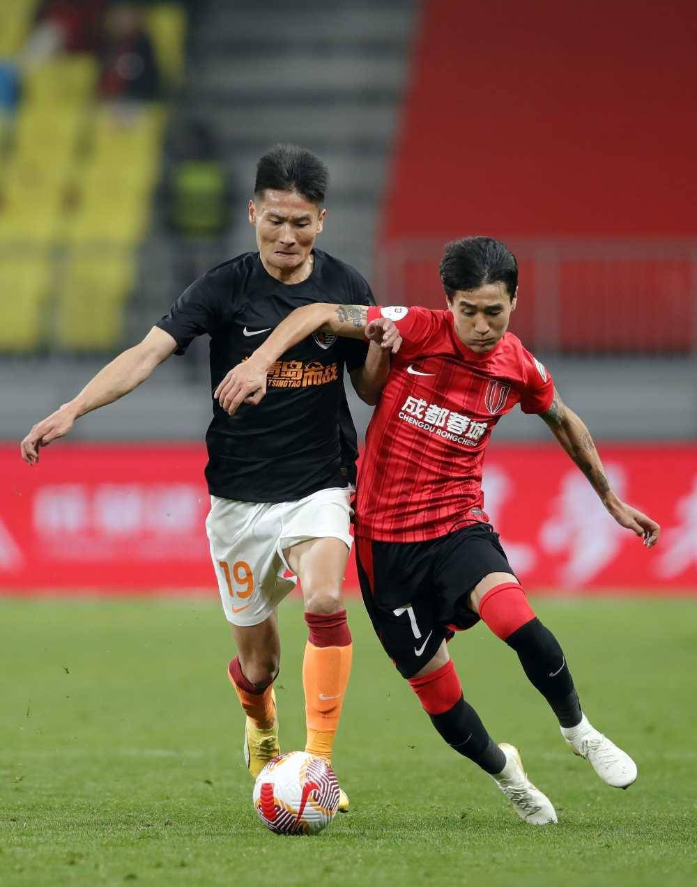 足球赛事中球员表现出色成为关注焦点