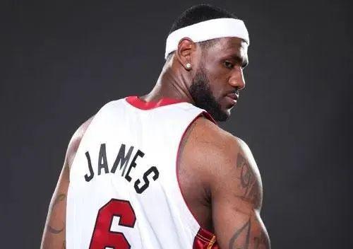 关于抱团作战，球员心无旁骛，力逐胜利之路的信息