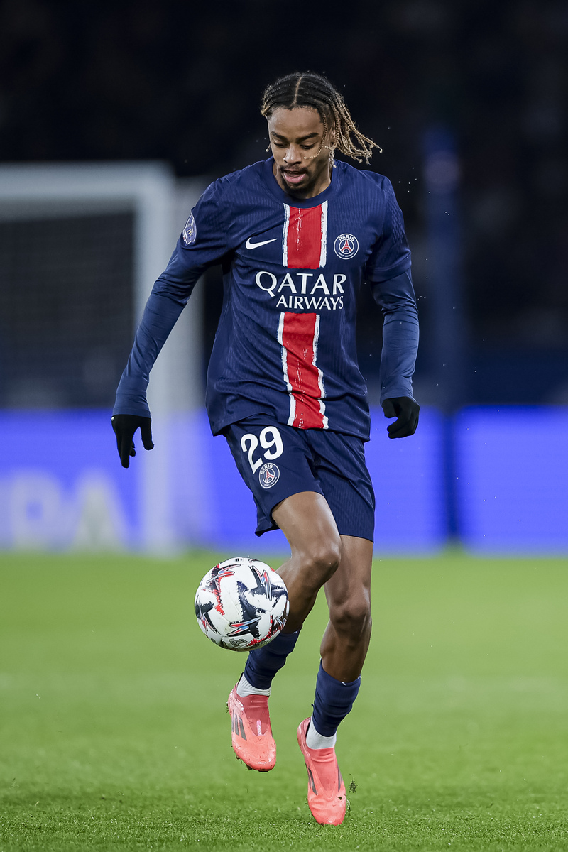 里尔获得来自阵中球员的支持，成功拿到三分的简单介绍