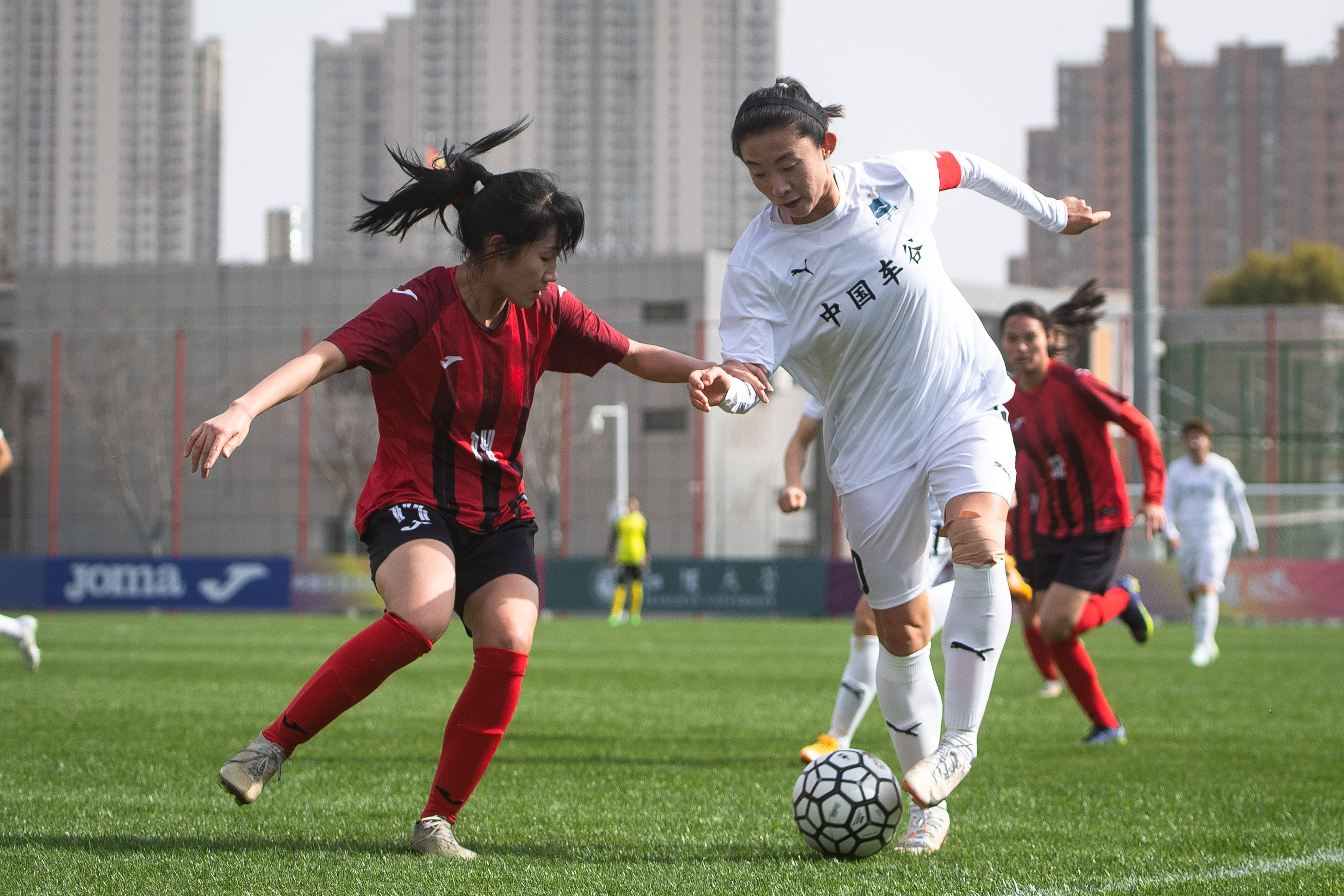 中国女足队员接受采访，对比赛感受分享的简单介绍