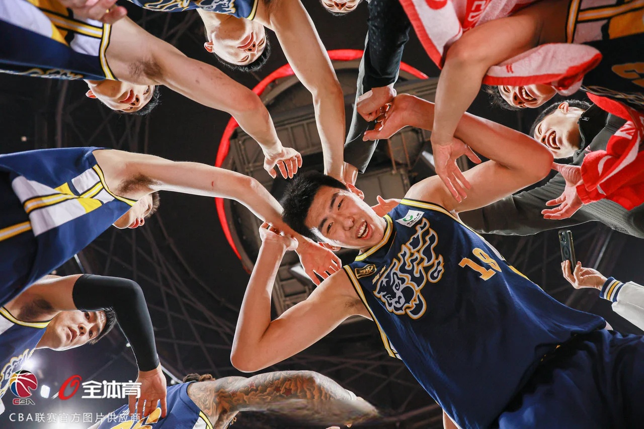 战术精湛,场上球员技战术展示精彩纷呈的简单介绍 战术精湛,场上球员技战术展示精彩纷呈的简单介绍