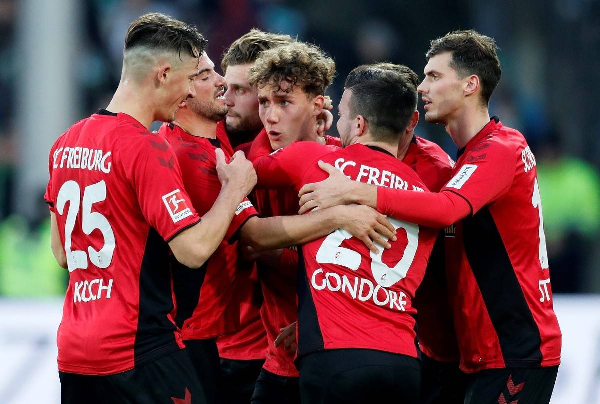 包含沃尔夫斯堡惨败弗赖堡，防线连续被攻破漏洞百出的词条