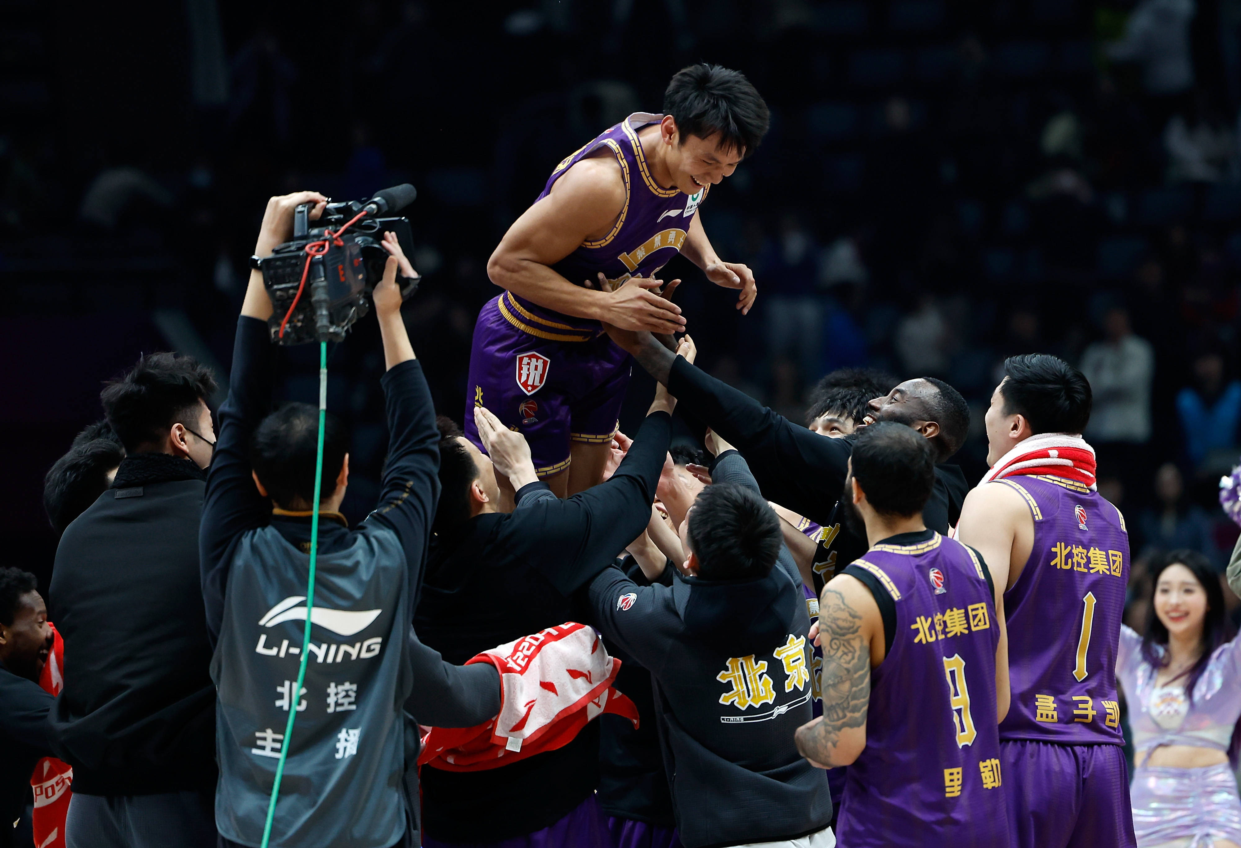 篮球队伍在赛季末的关键比赛中展现出实力 篮球队伍在赛季末的关键比赛中展现出实力