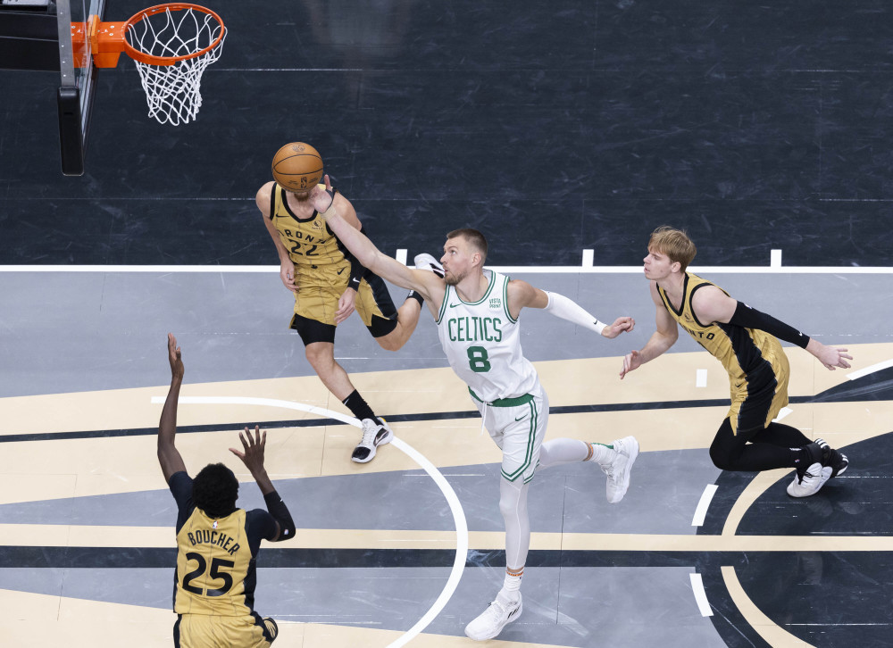 篮球队伍在赛季末的关键比赛中展现出实力 篮球队伍在赛季末的关键比赛中展现出实力