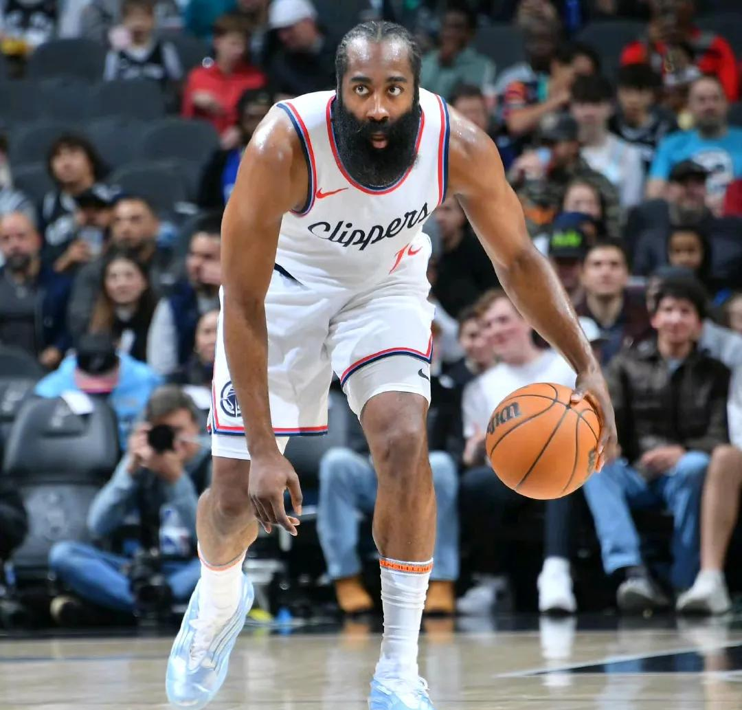 总冠军如虹,勇士再次击败快船取得胜利的简单介绍 总冠军如虹,勇士再次击败快船取得胜利的简单介绍