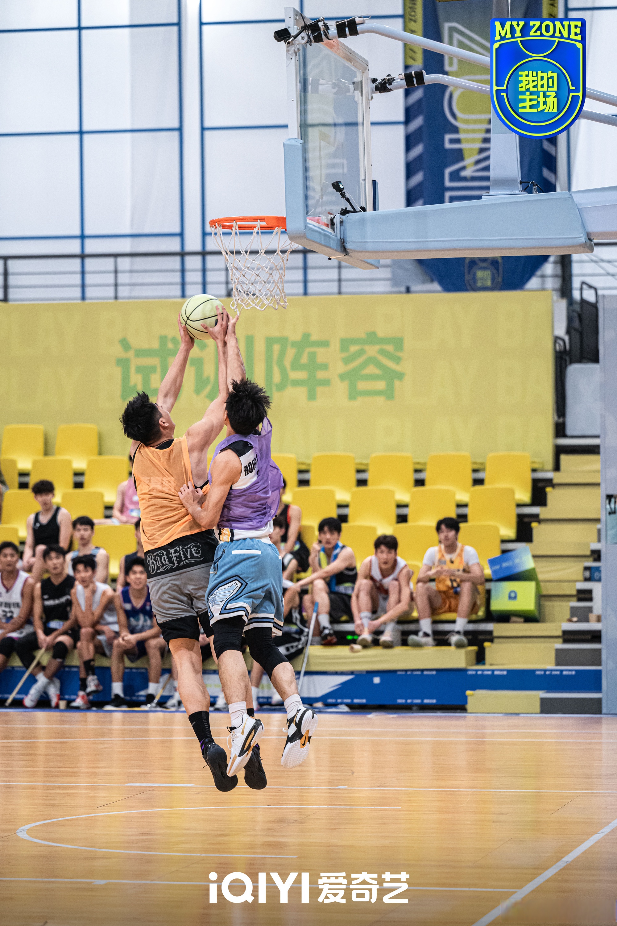 包含排位赛上演激烈对抗,球场上汇聚精彩瞬间的词条 包含排位赛上演激烈对抗,球场上汇聚精彩瞬间的词条