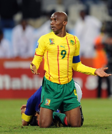 喀麦隆队在比赛中顽强抗衡,赢得球迷掌声 喀麦隆队在比赛中顽强抗衡,赢得球迷掌声