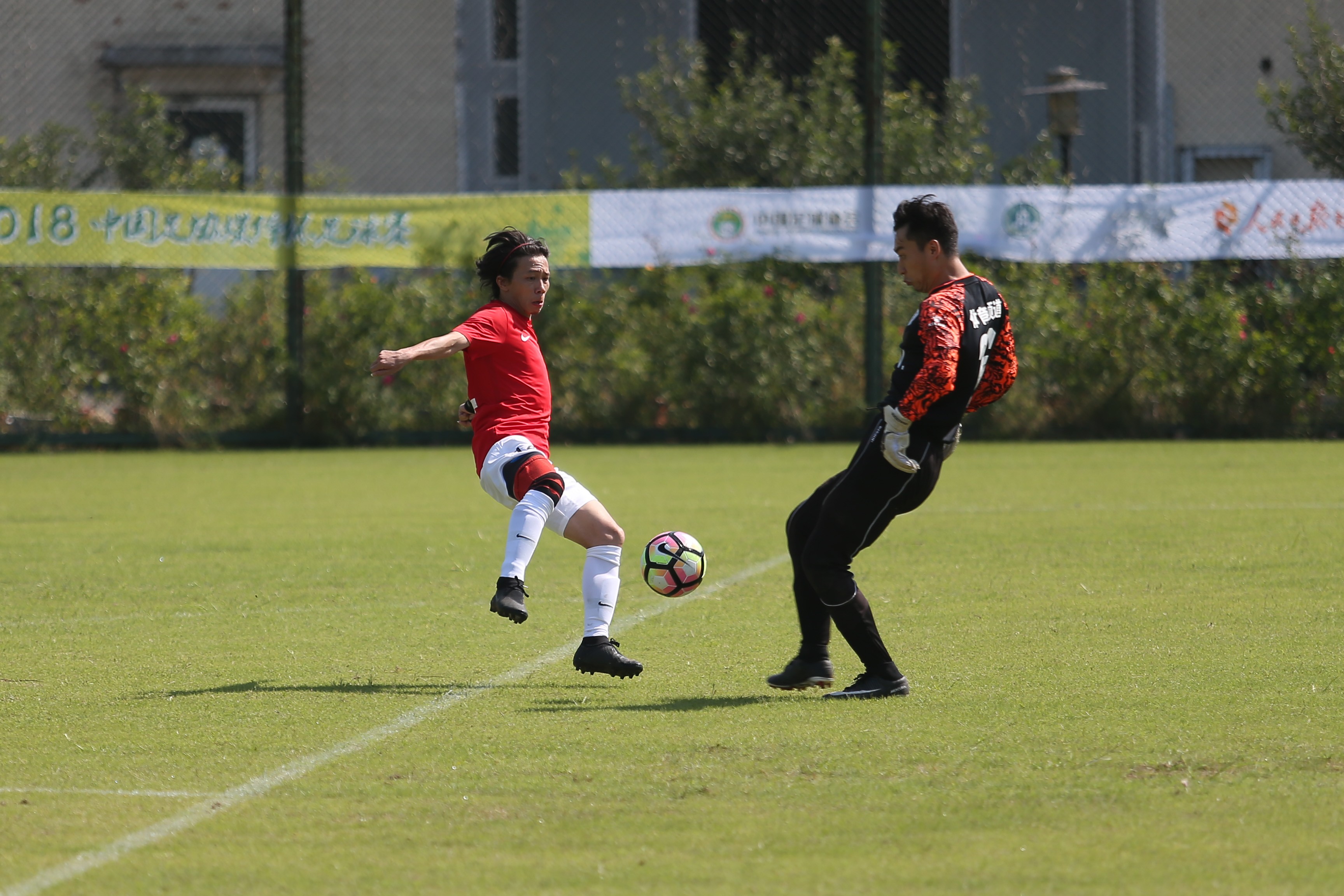 国内足球比赛中的精彩瞬间引发掌声 国内足球比赛中的精彩瞬间引发掌声