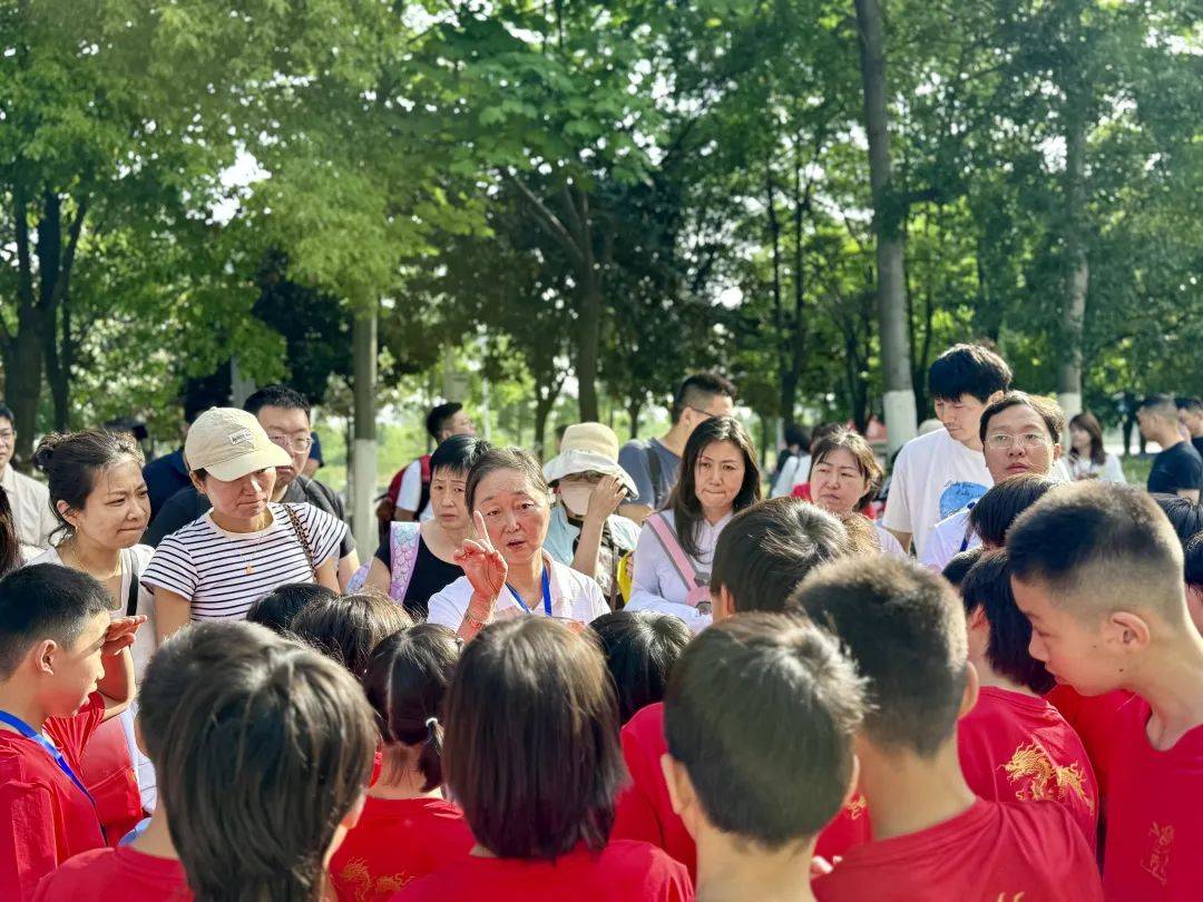 不怕挑战!参赛运动员勇往直前 不怕挑战!参赛运动员勇往直前