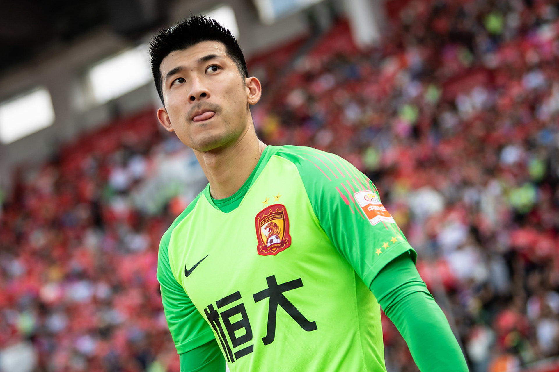 包含恒大门将神扑保住胜利，击败鲁能继续领跑！的词条