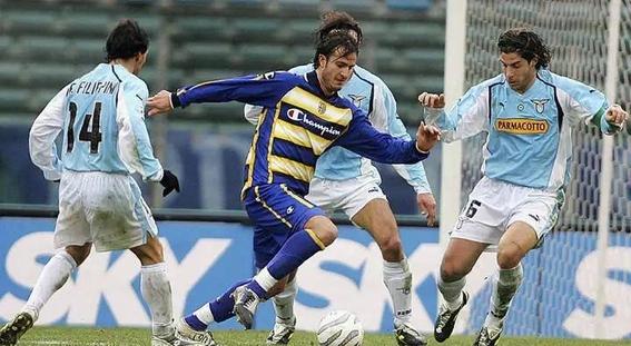 前锋球员的射门技巧成为球队的利器 前锋球员的射门技巧成为球队的利器