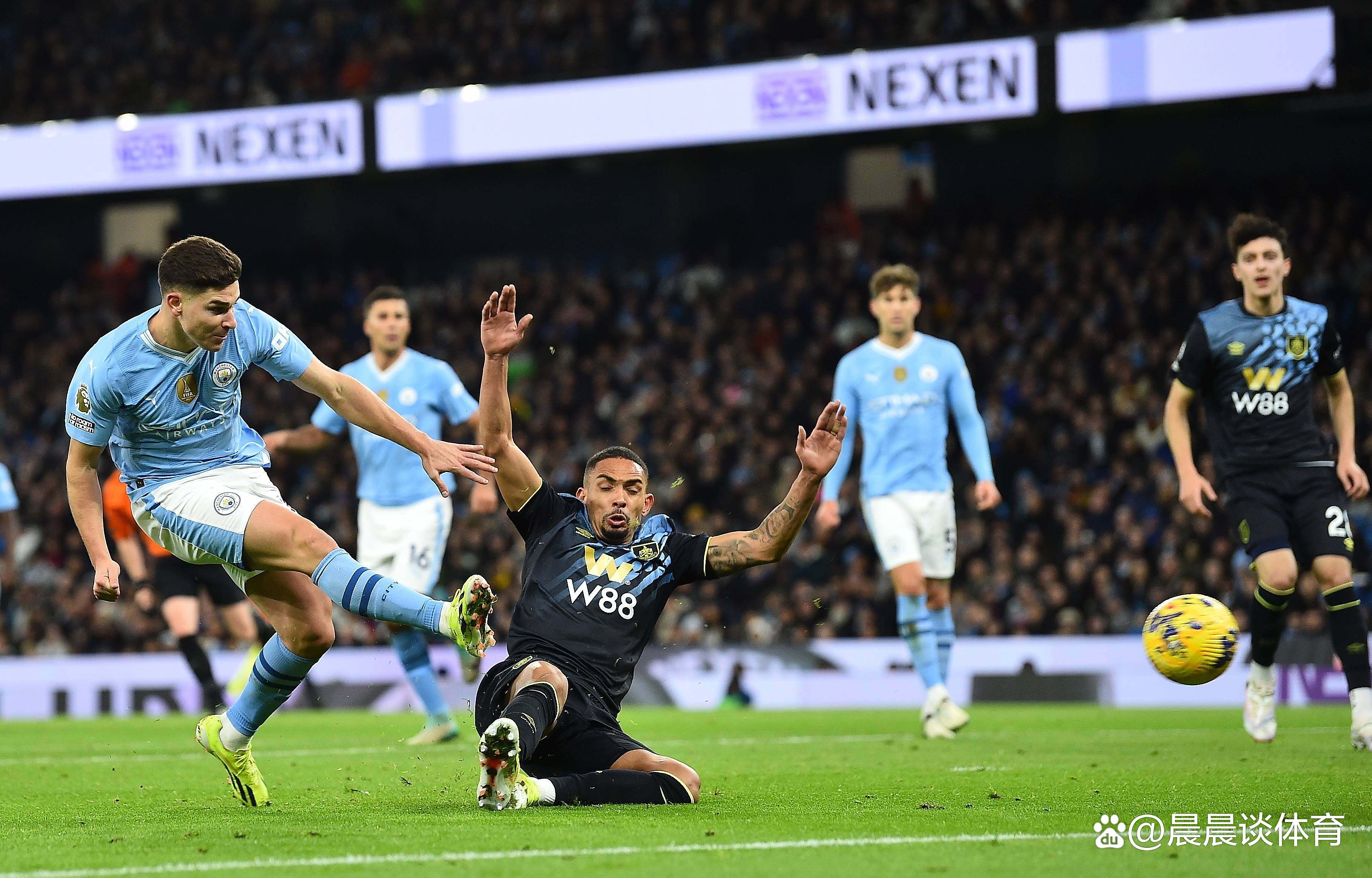 包含国际足球联赛中一支强队遭遇意外失利，备受关注的词条