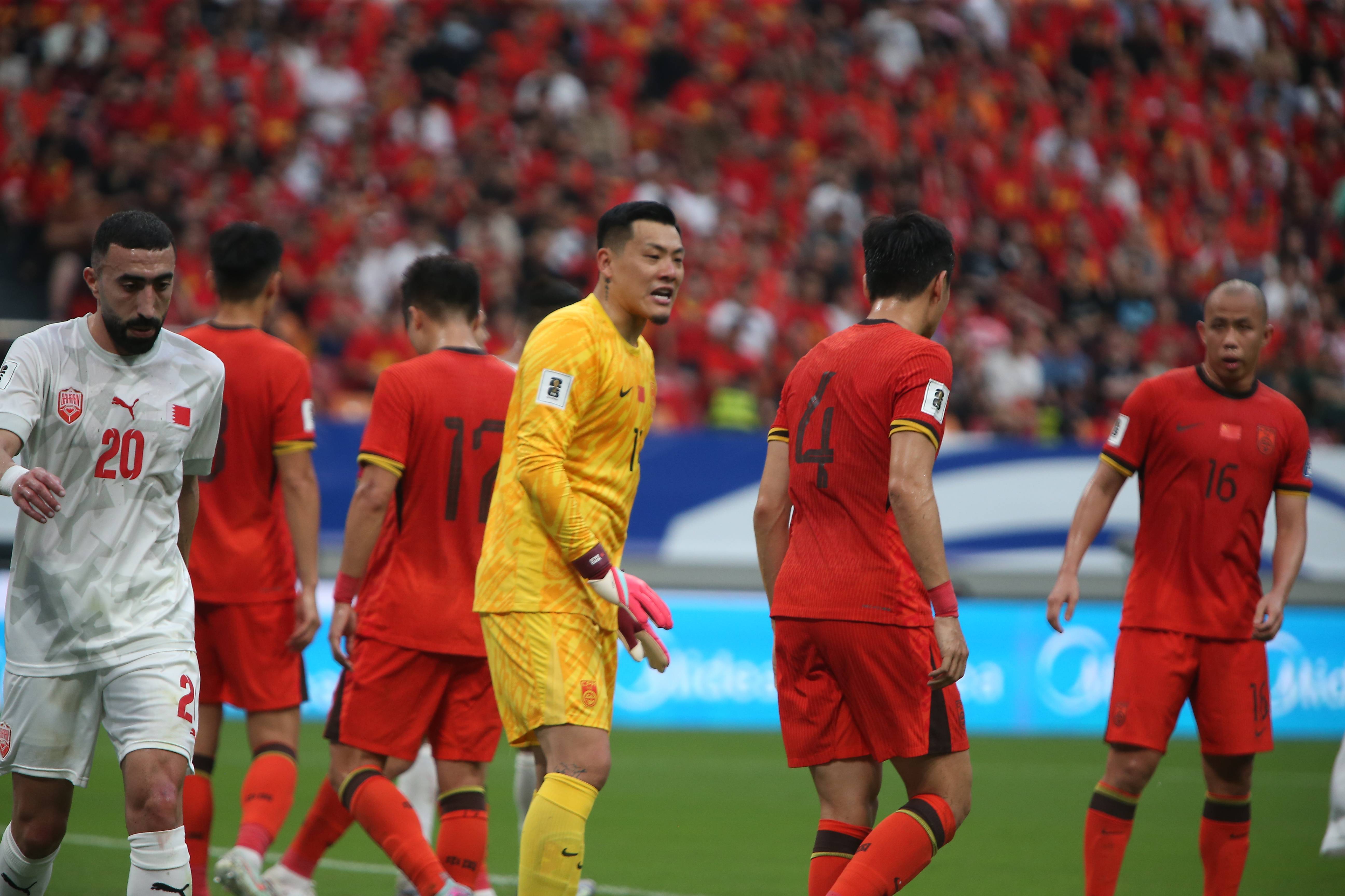 包含国际足球联赛中一支强队遭遇意外失利，备受关注的词条