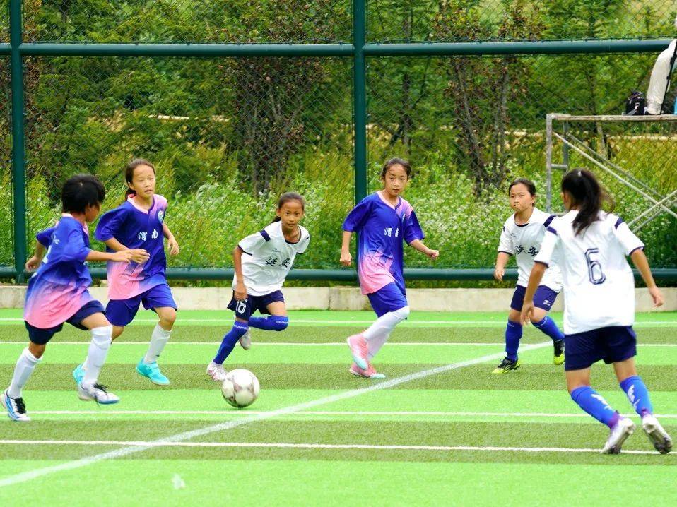 女子足球赛事上，运动员斗志昂扬