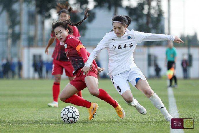 女子足球赛事上，运动员斗志昂扬