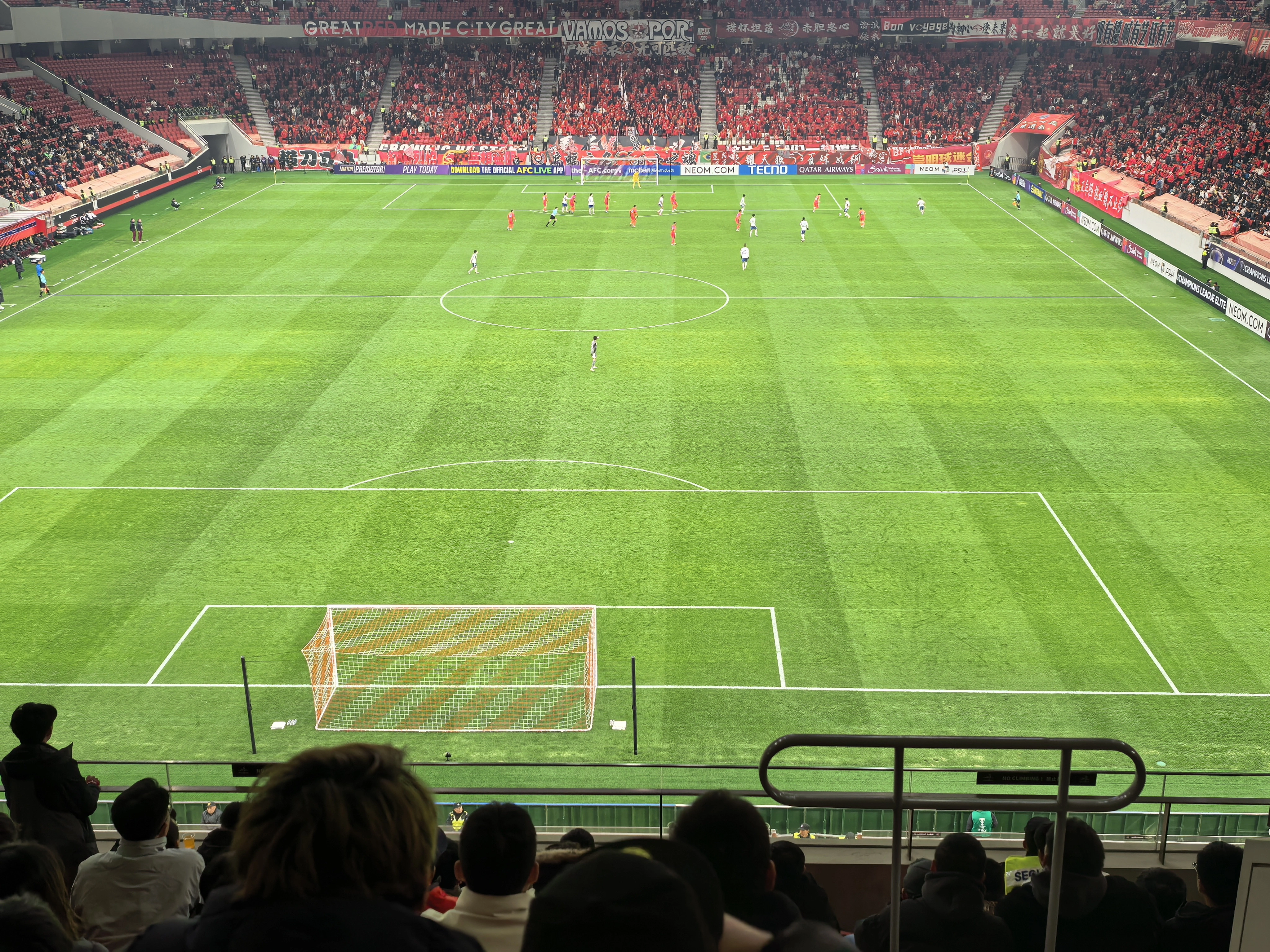 包含足球场上情势变幻莫测，球队实力难分高下的词条