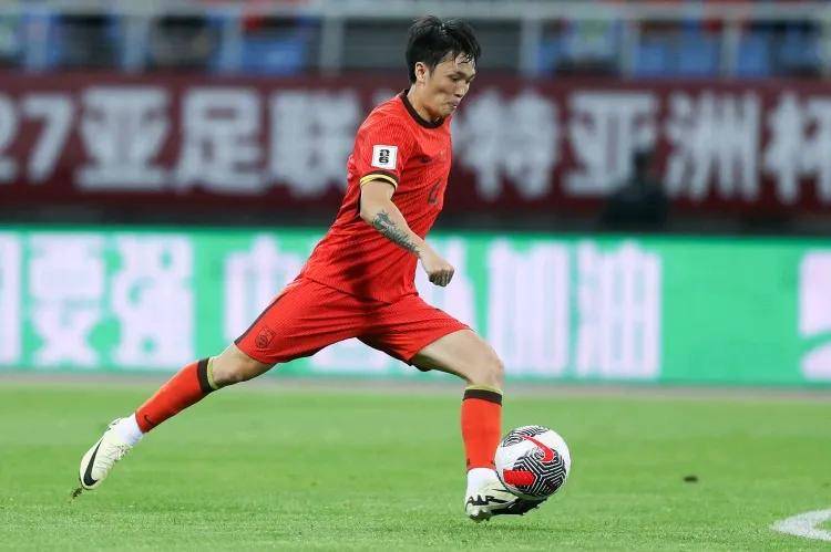 球员个人表现抢眼,成为赛场亮点 球员个人表现抢眼,成为赛场亮点