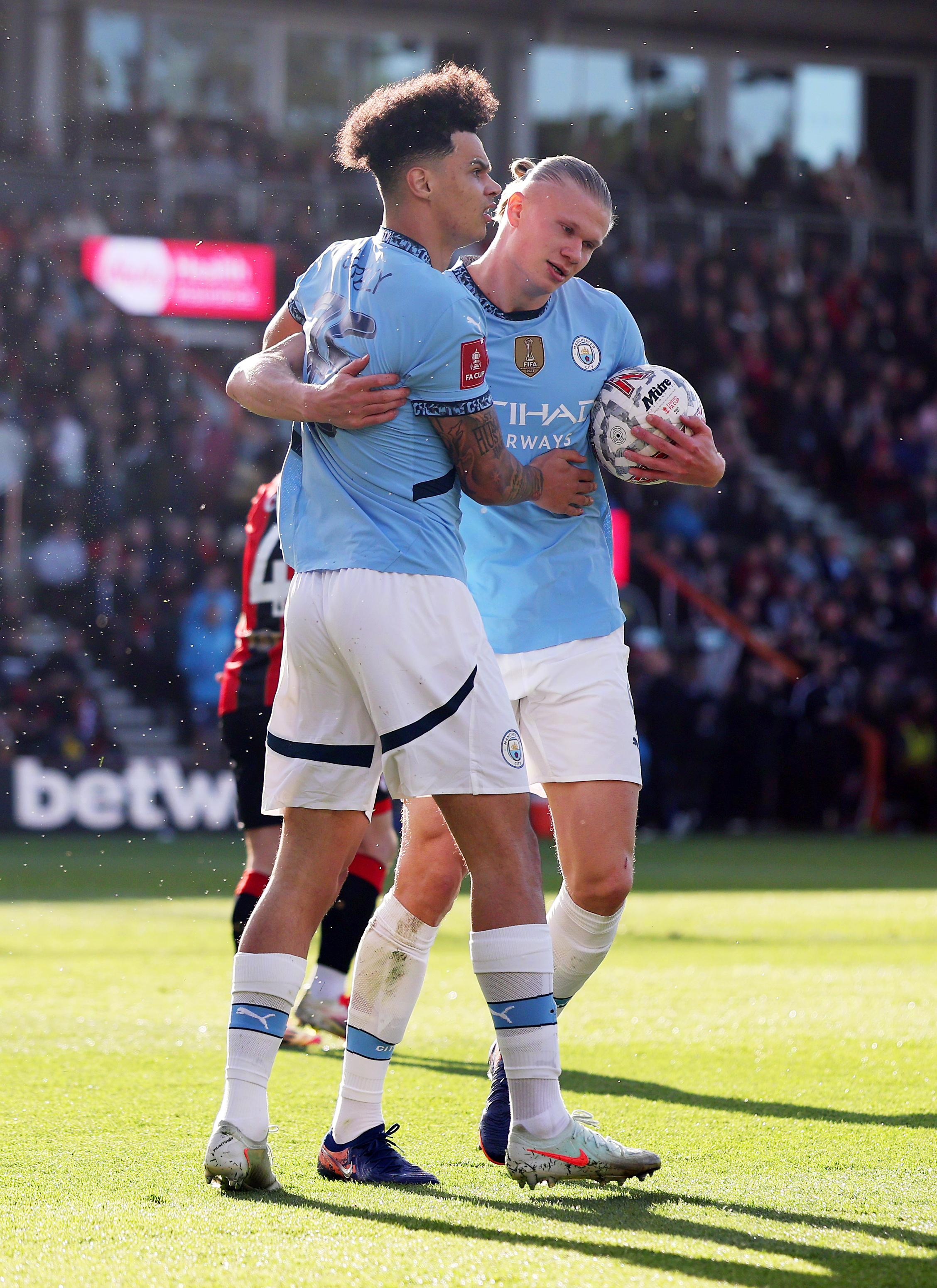 曼城防线再添一伤,主帅急需解决问题的简单介绍 曼城防线再添一伤,主帅急需解决问题的简单介绍