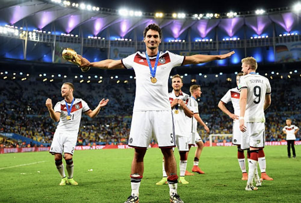 足球比赛中球员发挥了出色的领袖才能