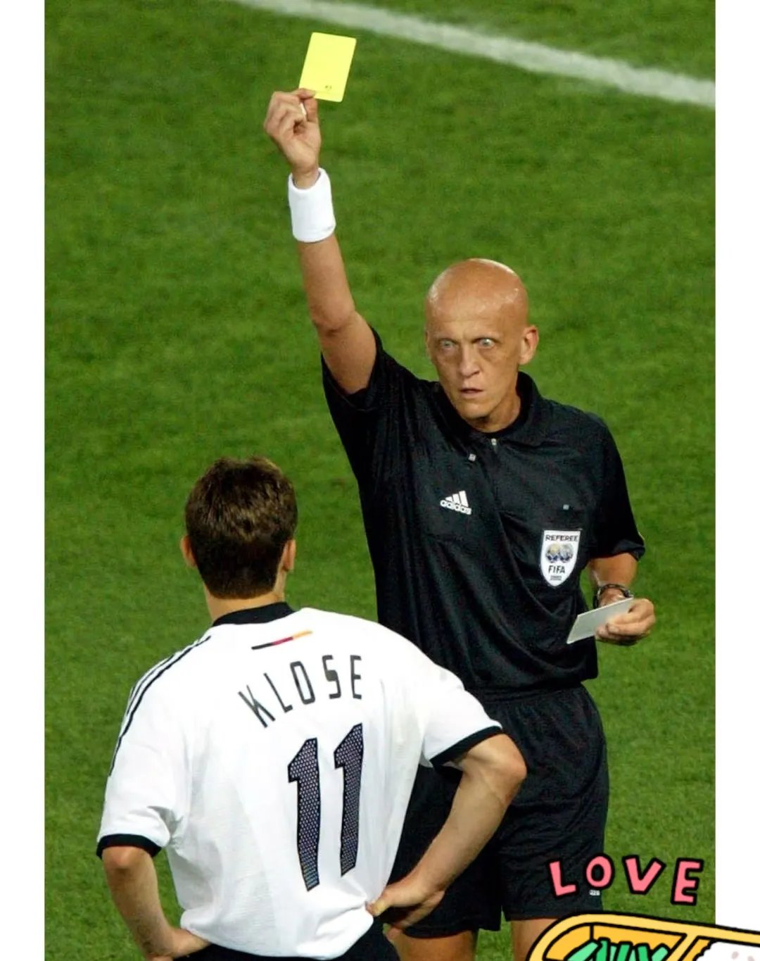 足球比赛中球员发挥了出色的领袖才能