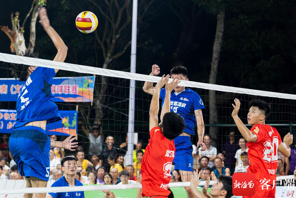 紧张比赛中,球员们奋力争取好成绩 紧张比赛中,球员们奋力争取好成绩