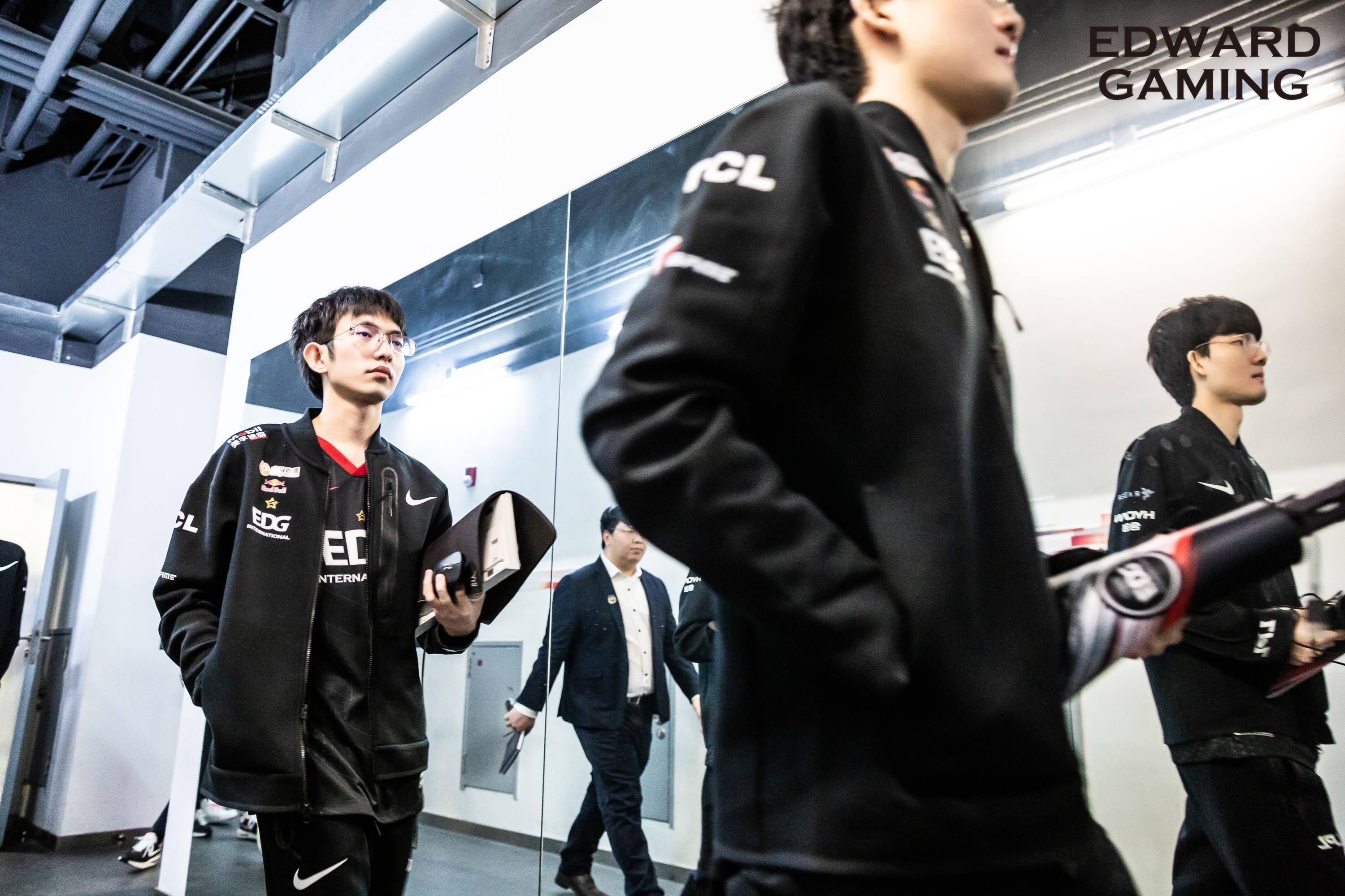 T1力克G2,Scout开启传奇时刻八强赛3:2(北京) T1力克G2,Scout开启传奇时刻八强赛3:2(北京)