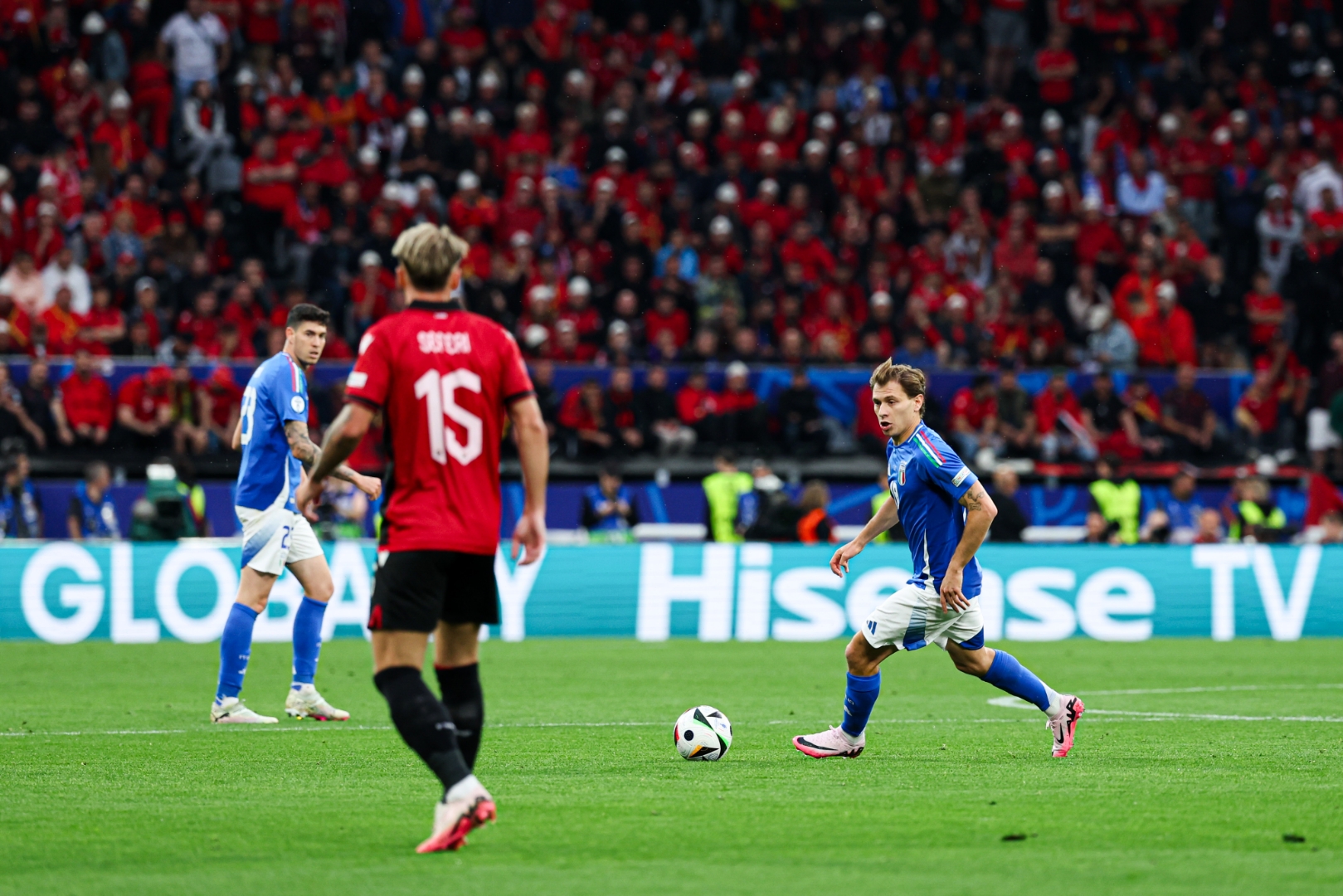 足球比赛精彩纷呈,各国球队奋力争夺胜利的简单介绍 足球比赛精彩纷呈,各国球队奋力争夺胜利的简单介绍