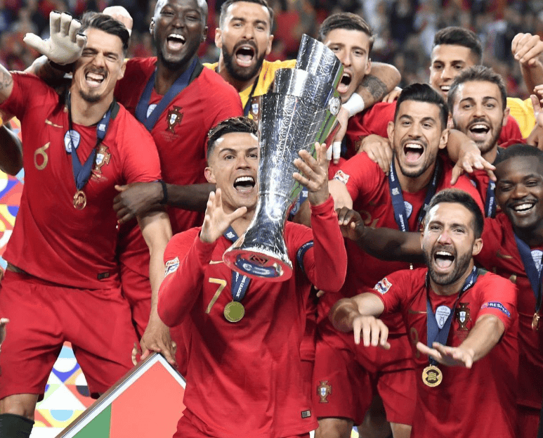 足球比赛精彩纷呈,各国球队奋力争夺胜利的简单介绍 足球比赛精彩纷呈,各国球队奋力争夺胜利的简单介绍